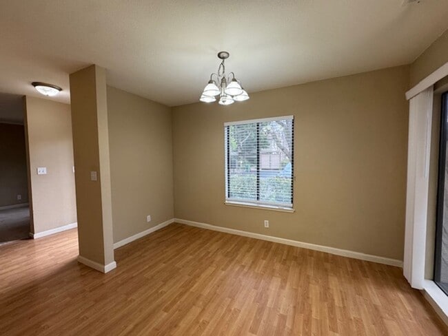 Building Photo - Wonderful 3 bedroom townhome in Main Chance Estates