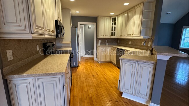 Building Photo - 4BR/3BA Well appointed home in the gated c...