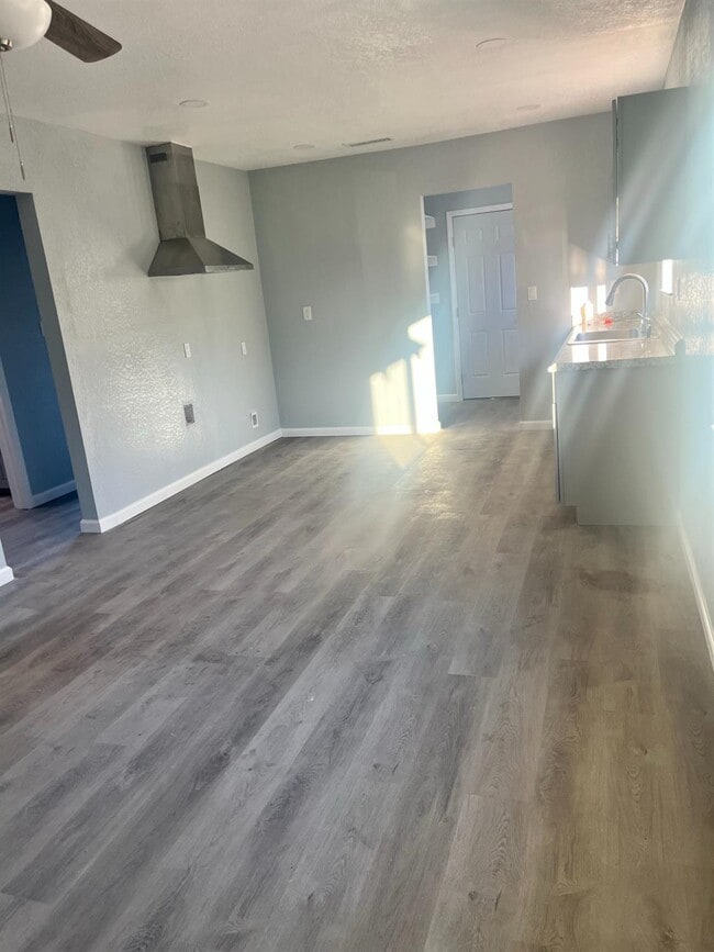 Building Photo - 392 N Ferger Ave