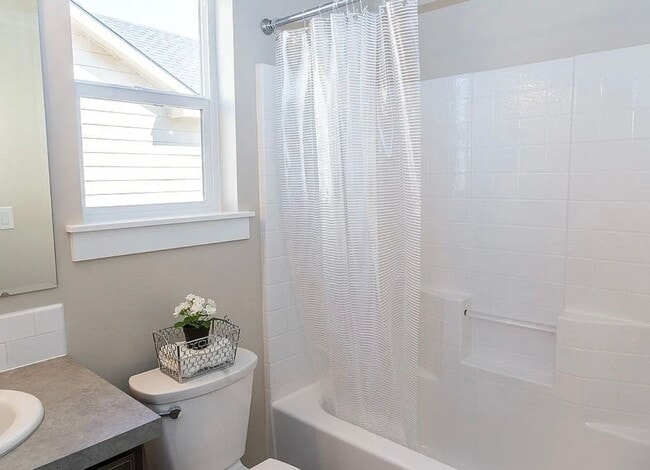 Building Photo - Cute 3 Bedroom 2.5 Home with a 2 Car Garage!