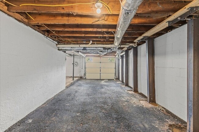 Building Photo - 4 bedroom, 2 bath home with den and garage...
