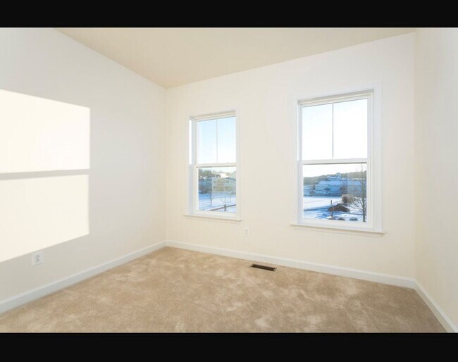 Building Photo - Luxury Townhouse With Detached Two Car Gar...