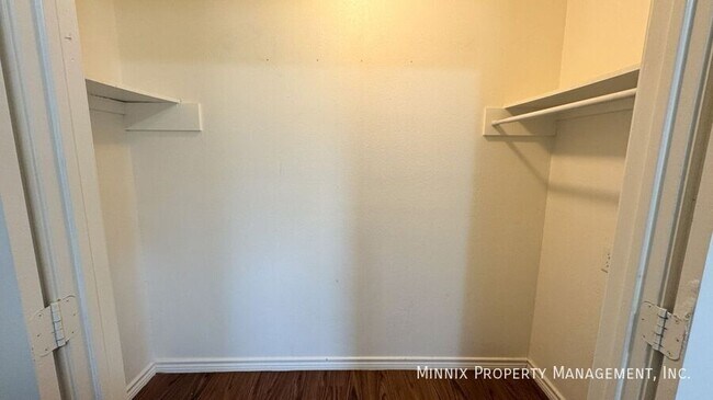 Building Photo - 755 W Knox St