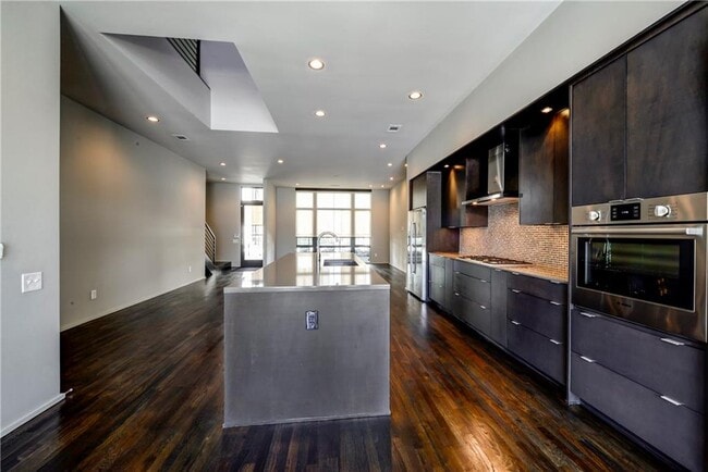 Building Photo - 721 Longleaf Dr NE