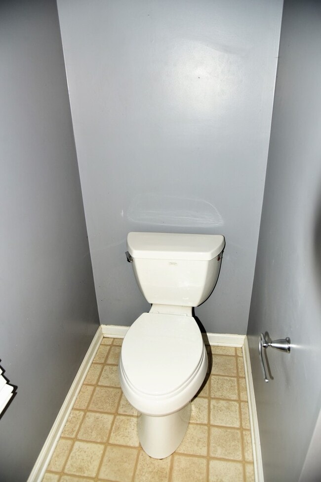 Building Photo - Cozy 4 bedroom home on Hickory Nut!