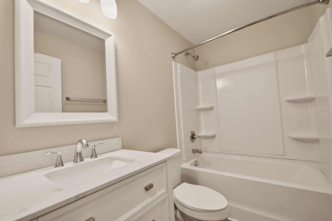 Building Photo - Pet Friendly Three Bedroom!