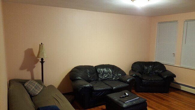 Building Photo - 9 Hall St