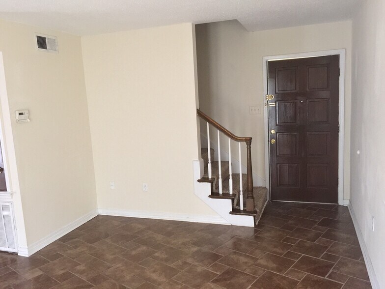 Building Photo - 209 Pine St