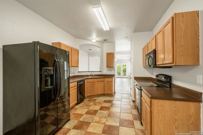 Building Photo - 4 bedroom, 2 1/2 bath located in Lakeview ...