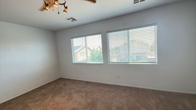 Building Photo - Very Nice 4 bedroom 2 1/2 Bath Home For Re...