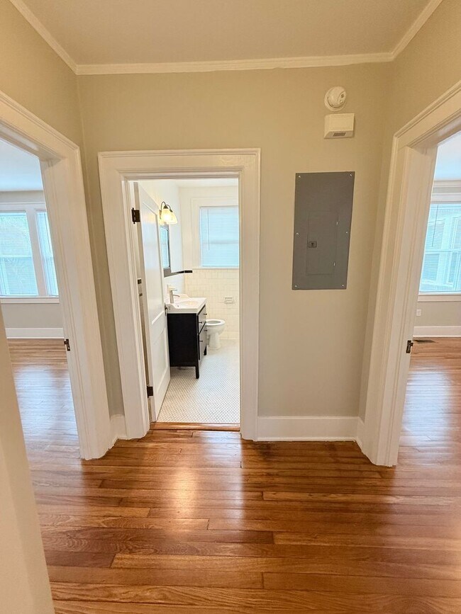 Building Photo - Spacious 2BR/1BA downstairs apartment in 2...