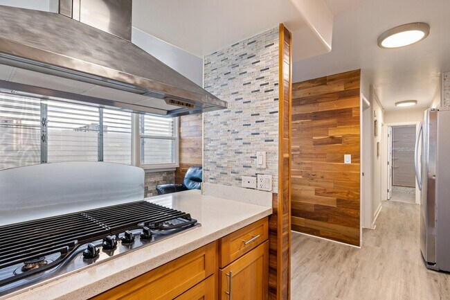 Building Photo - 2 Bed / 1 Bath 1 Parking , Community Pool , Electricity, Water, Sewer & Gas Included, Secured Bui...