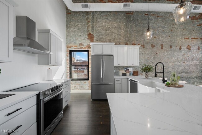 Building Photo - 1277 W 6th St