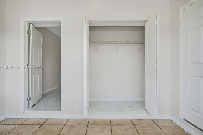 Building Photo - 1945 Calais Dr