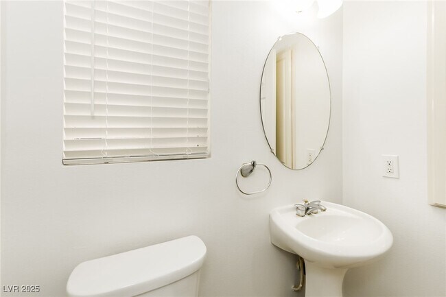 Building Photo - 10996 Calcedonian St