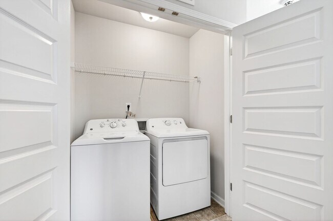 Building Photo - Beautiful 4BR End-Unit Townhome in Prime Apex Location!