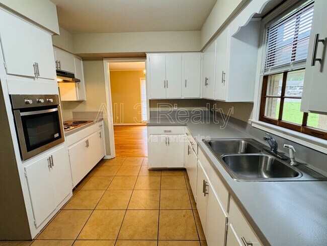 Building Photo - 3253 Windwood Dr