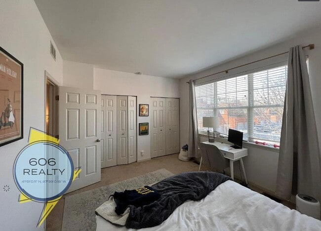 Building Photo - Beautiful, Single Family Townhome, Great L...