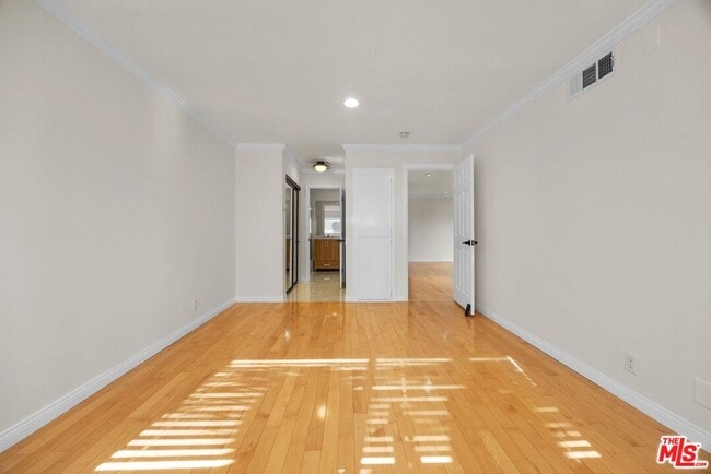 Building Photo - 532 N Rossmore Ave