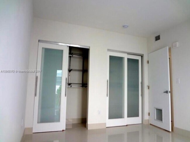 Building Photo - 6891 Bay Dr