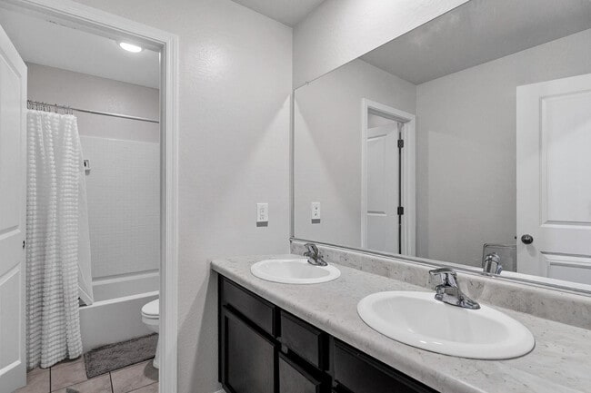 Building Photo - 30517 N Oak Dr