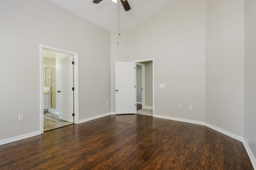 Building Photo - 1320 Creekview Ct