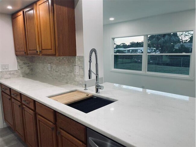 Building Photo - 808 SE Degan Dr
