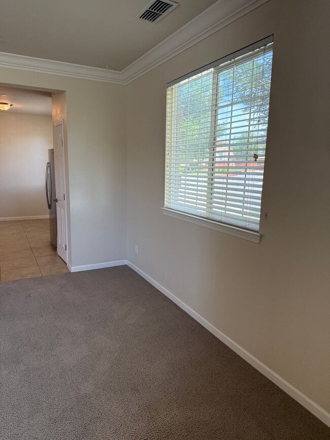 Building Photo - 3-bedroom, 2.5-bathroom townhouse located ...