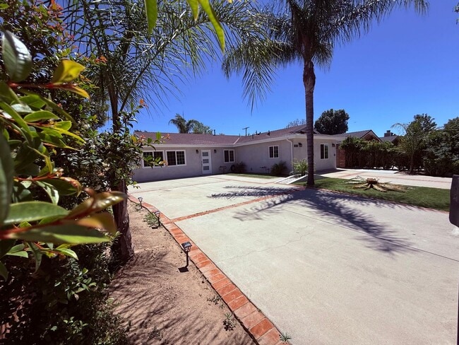 Building Photo - Stunning 3-Bedroom + Den Lease | Brand New...