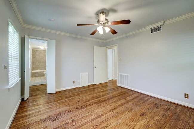 Building Photo - 7519 Schiller-