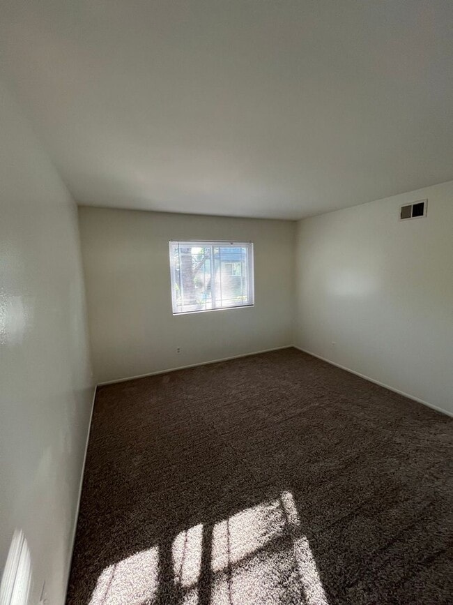 Building Photo - Beautiful 4 Bd Townhouse