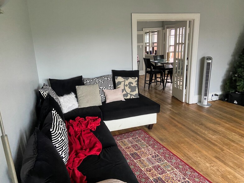 Living room - 436 Prentis St