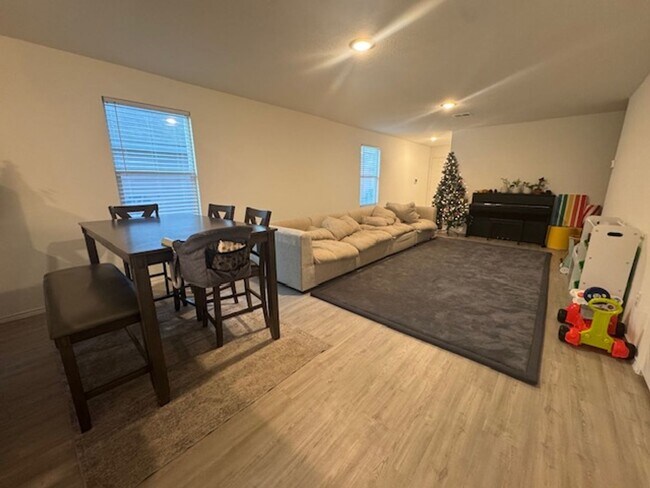 Building Photo - Super Nice with Great Price.  3 Bedroom 2 Bath 1 Story