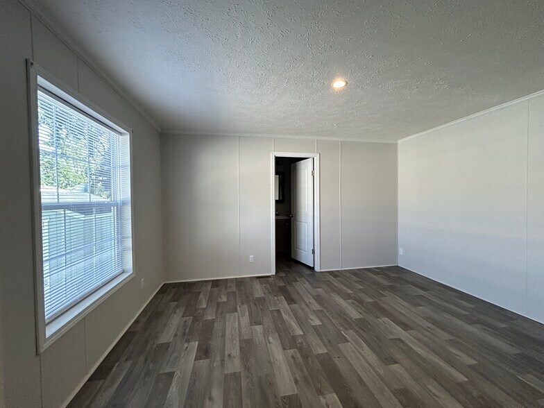 Building Photo - 29 S Hill Dr