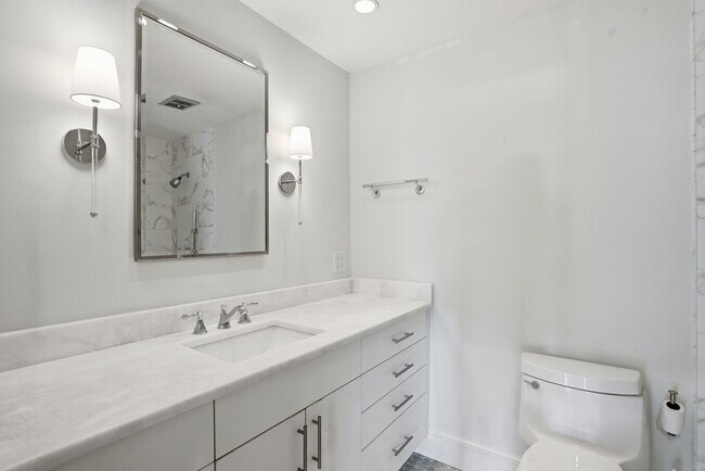 Building Photo - 3 BED | 4 BATH | TWO CAR GARAGE | HISTORIC DISTRICT TOWNHOME