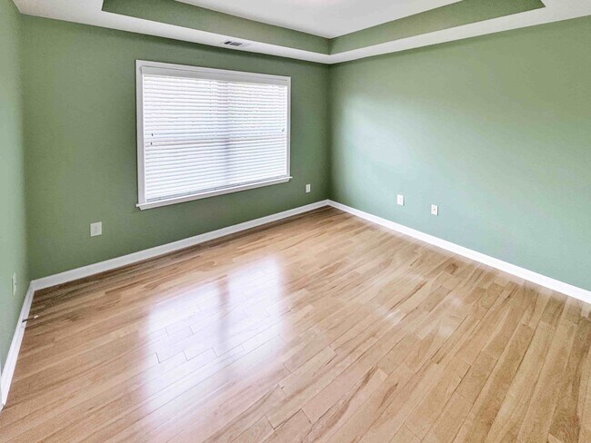 Building Photo - 6BR, 4BA, In-Law Suite