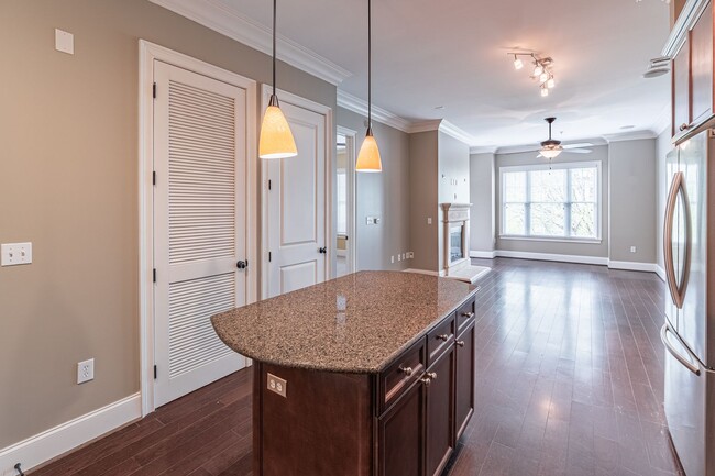 Building Photo - Excellently maintained 1 bedroom, 1.5 bath...