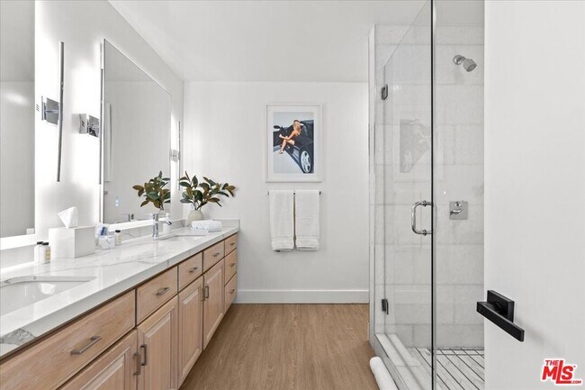 Building Photo - 1650 Clear View Dr