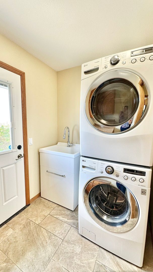 Building Photo - Amazing Location & Sprawling Country Living at its Very Best in this Beautiful Single-Story Home ...