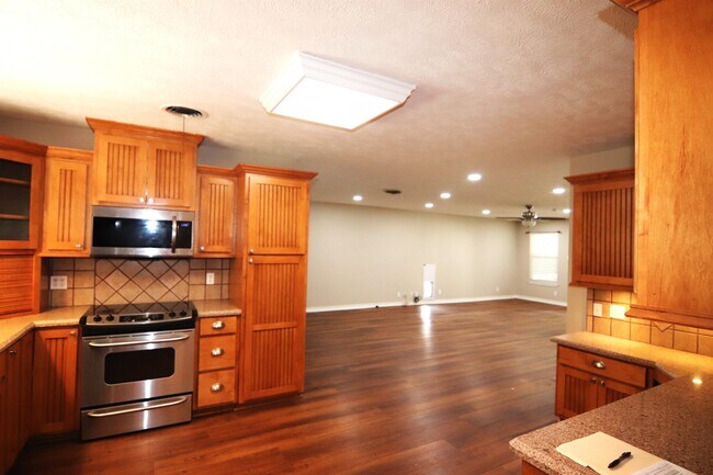 Building Photo - 3107 Moor Dr
