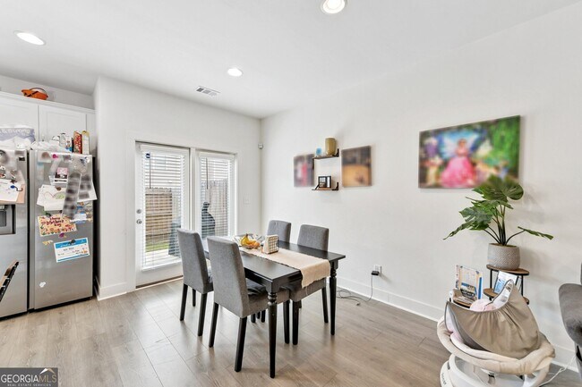 Building Photo - 5811 Calle Vis Dr