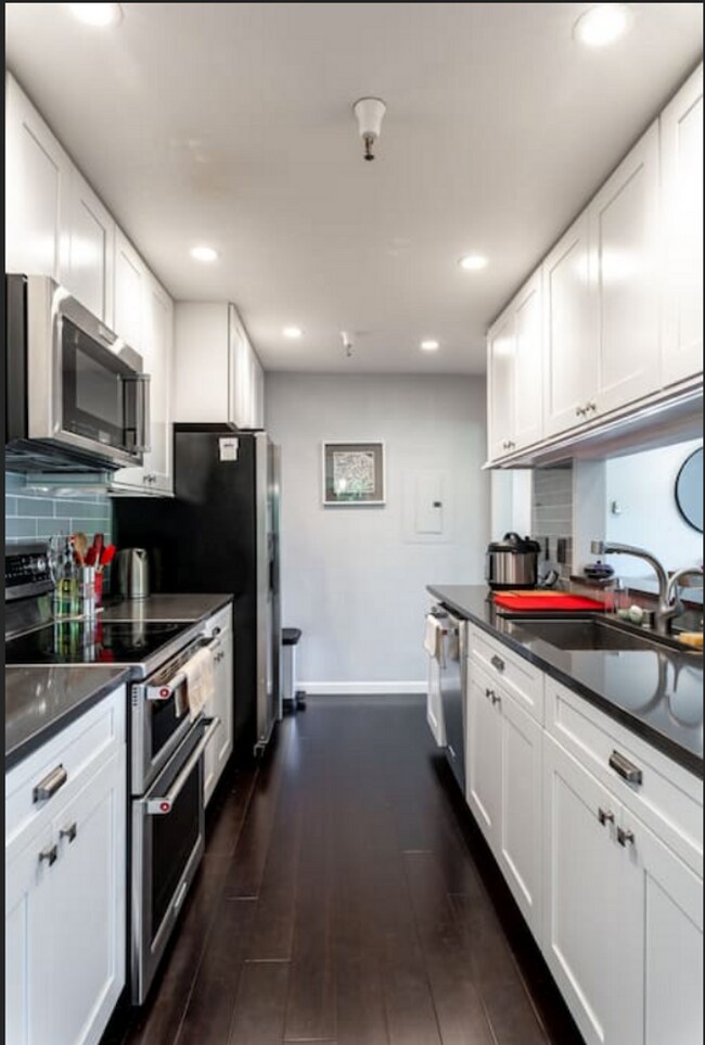 Building Photo - EPIC REA -End-unit AND TOP TWO floors (pen...