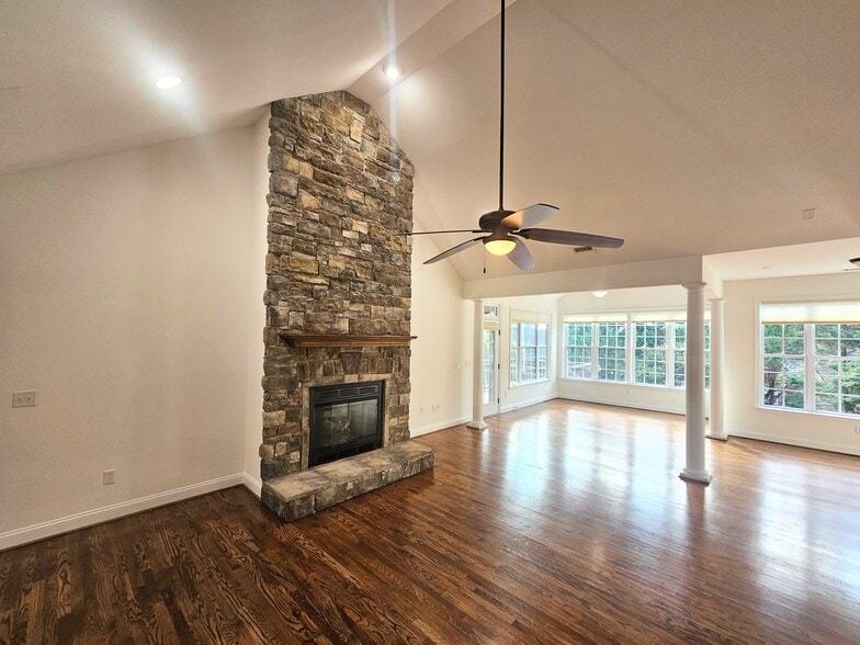 Building Photo - 212 Medford Dr
