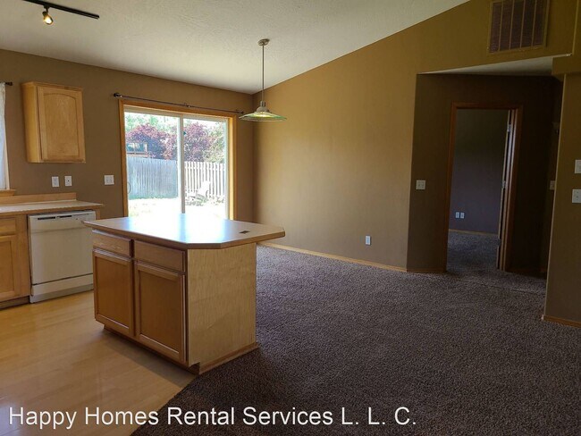 Building Photo - 3 br, 2 bath House - 220 W. Comanche Street