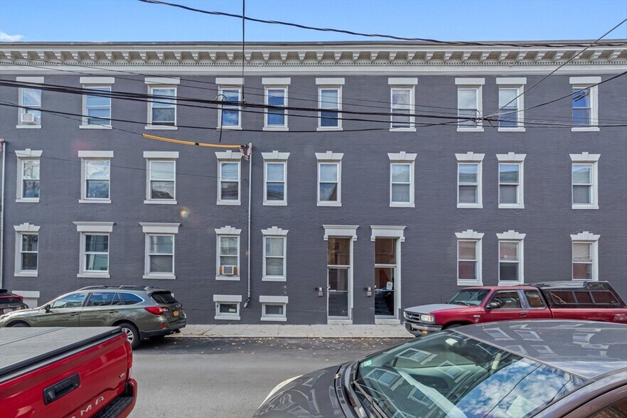 Building Photo - 42 Brackett St