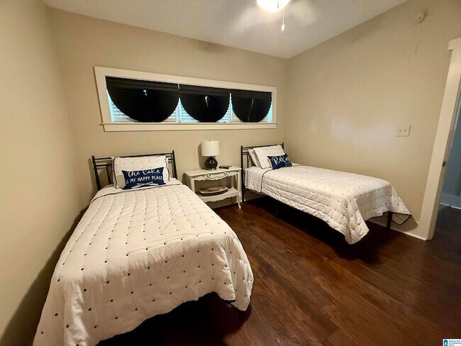Building Photo - 475 River Forest Ln