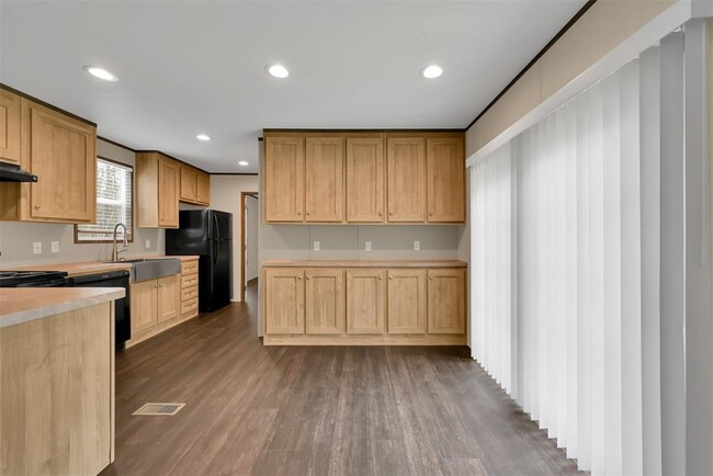 Building Photo - 20204 Sherwood Dr