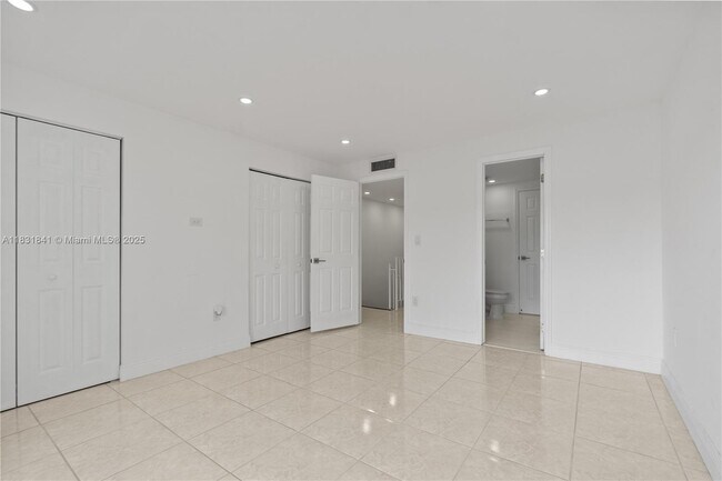 Building Photo - 9373 Fontainebleau Blvd