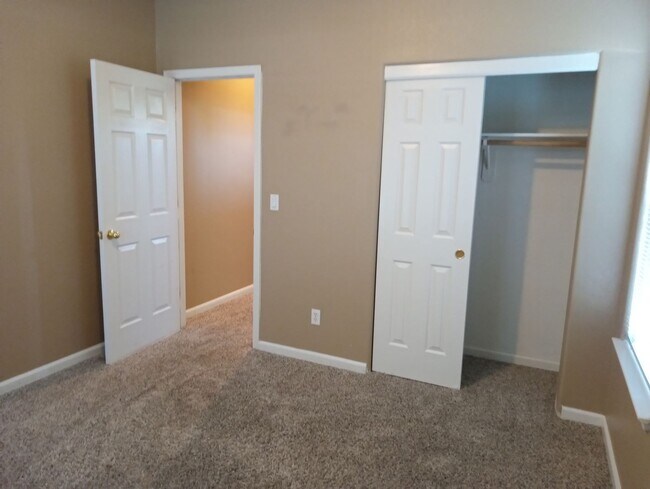 Building Photo - Double diamond home available for late May...