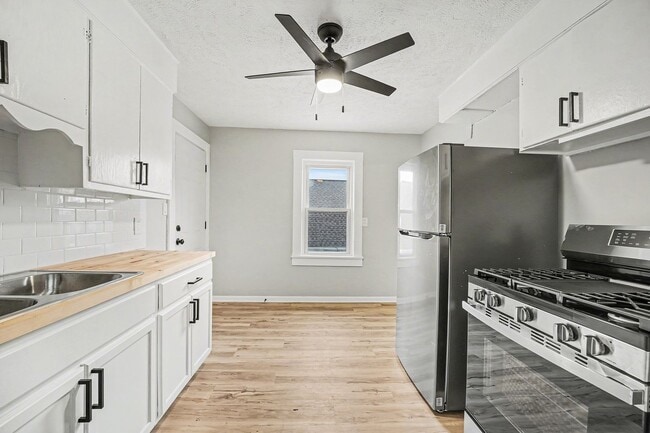 Building Photo - Updated 3BR Upper Unit with Garage Parking and Porch